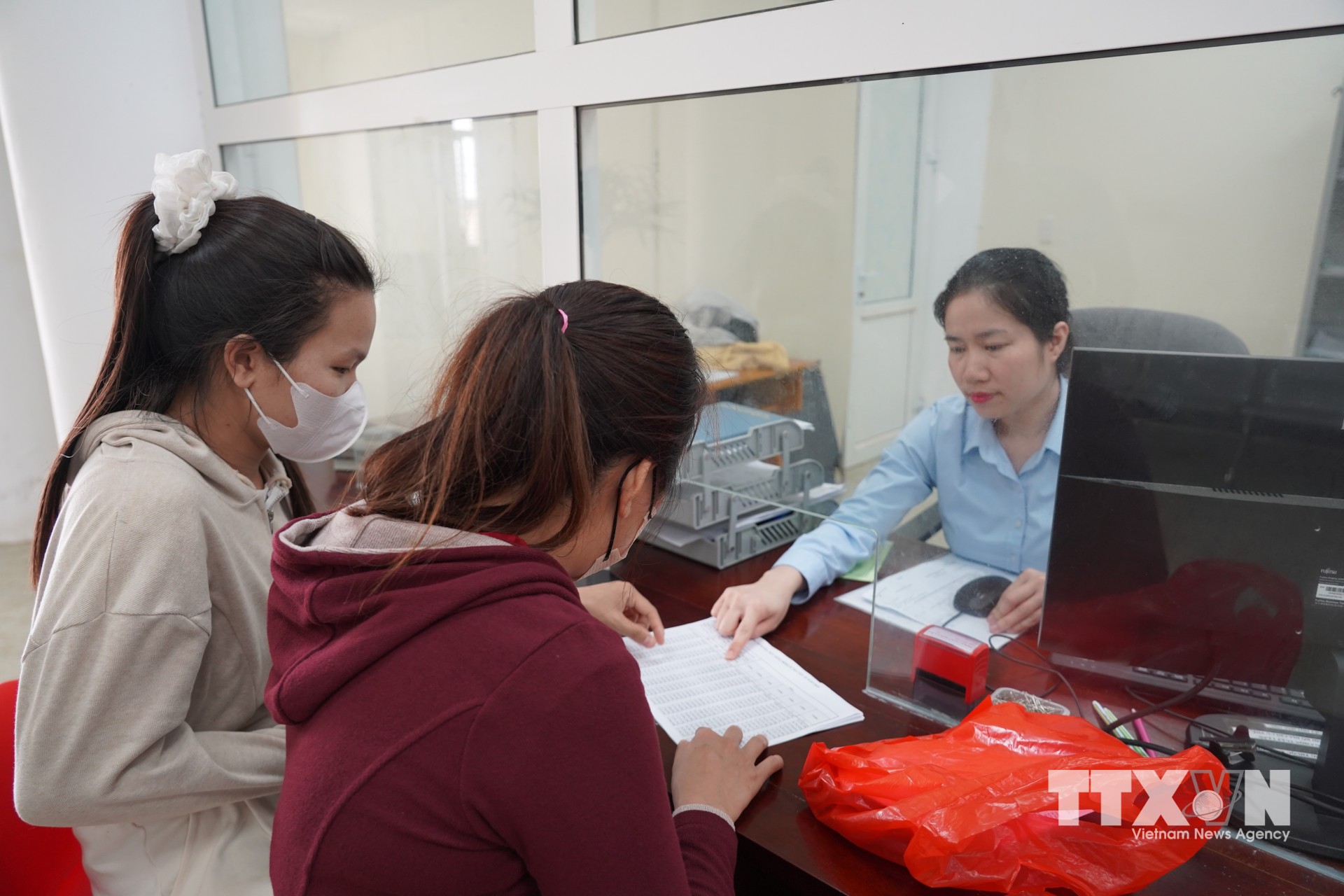 Người dân được hướng dẫn kê khai cấp thẻ bảo hiểm để đảm bảo quyền lợi được hưởng. (Ảnh: Thanh Thủy/TTXVN)